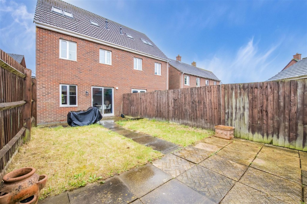 Images for Oakwood Close, Desborough EAID:oscarjamesapi BID:2