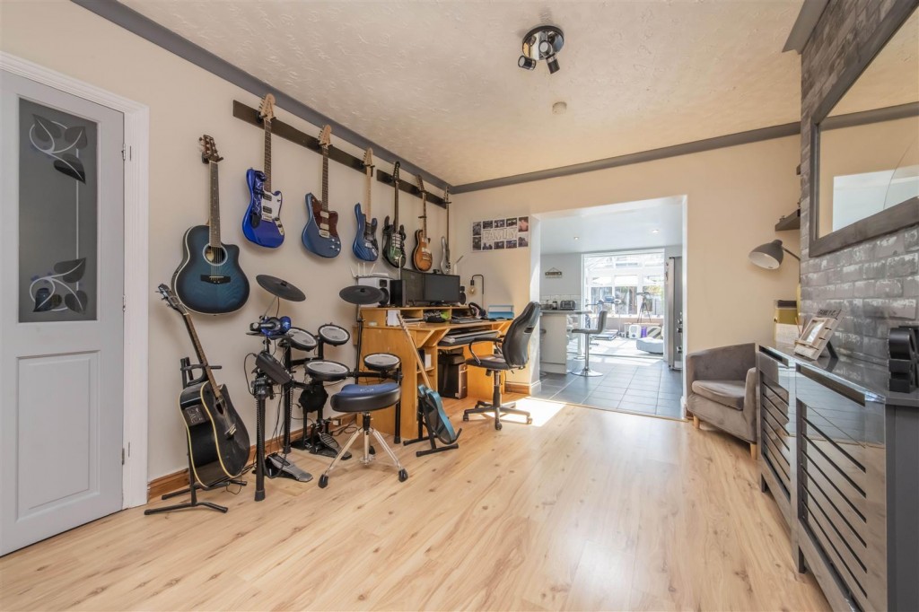 Images for Eastfield Crescent, Finedon, Wellingborough EAID:oscarjamesapi BID:3