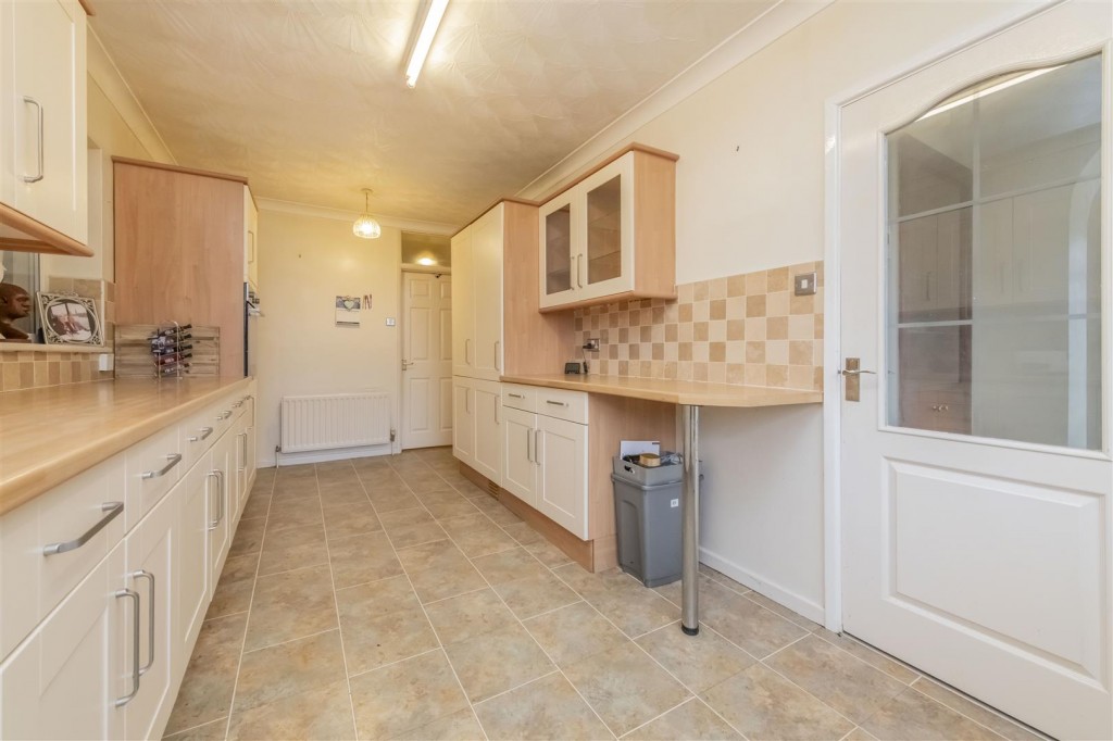 Images for Queensway, Burton Latimer EAID:oscarjamesapi BID:3