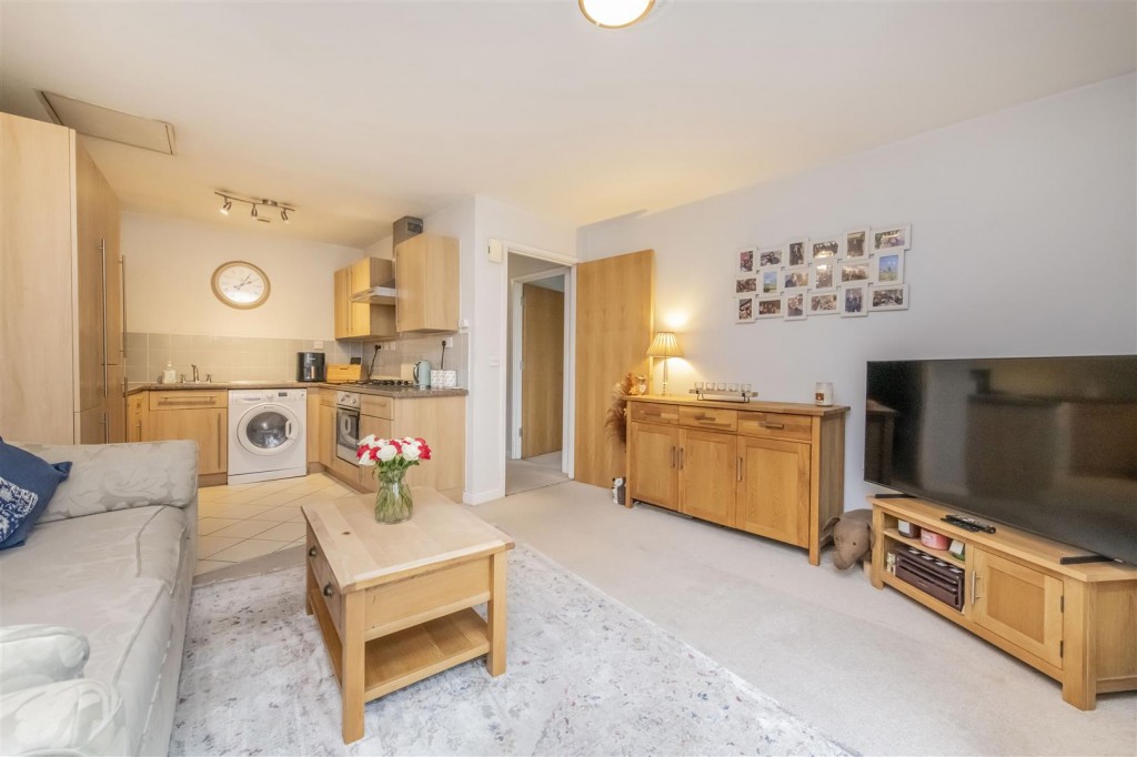 Images for Crescent West, Kettering EAID:oscarjamesapi BID:2