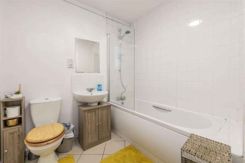 Images for Crescent West, Kettering EAID:oscarjamesapi BID:2
