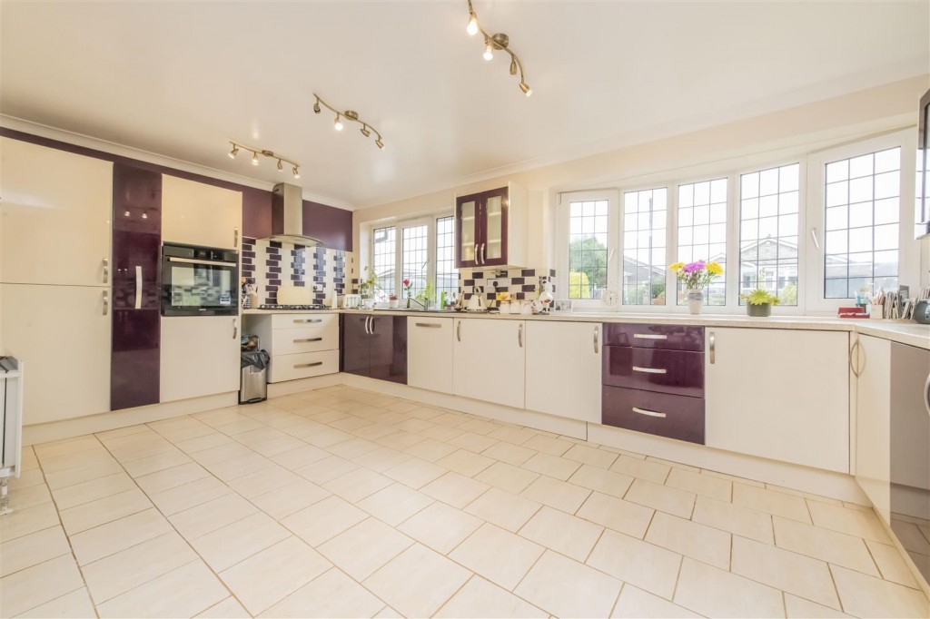 Images for Queensway, Burton Latimer EAID:oscarjamesapi BID:3