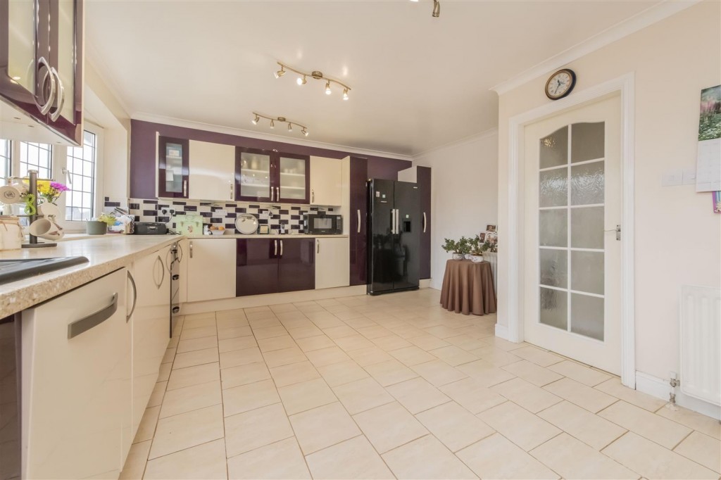 Images for Queensway, Burton Latimer EAID:oscarjamesapi BID:3