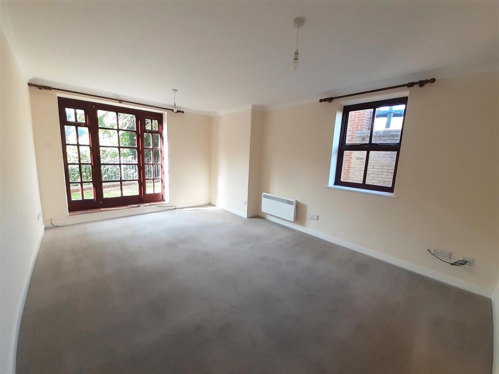 Images for High Street, Weedon EAID:oscarjamesapi BID:2