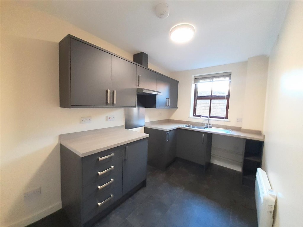Images for High Street, Weedon EAID:oscarjamesapi BID:2