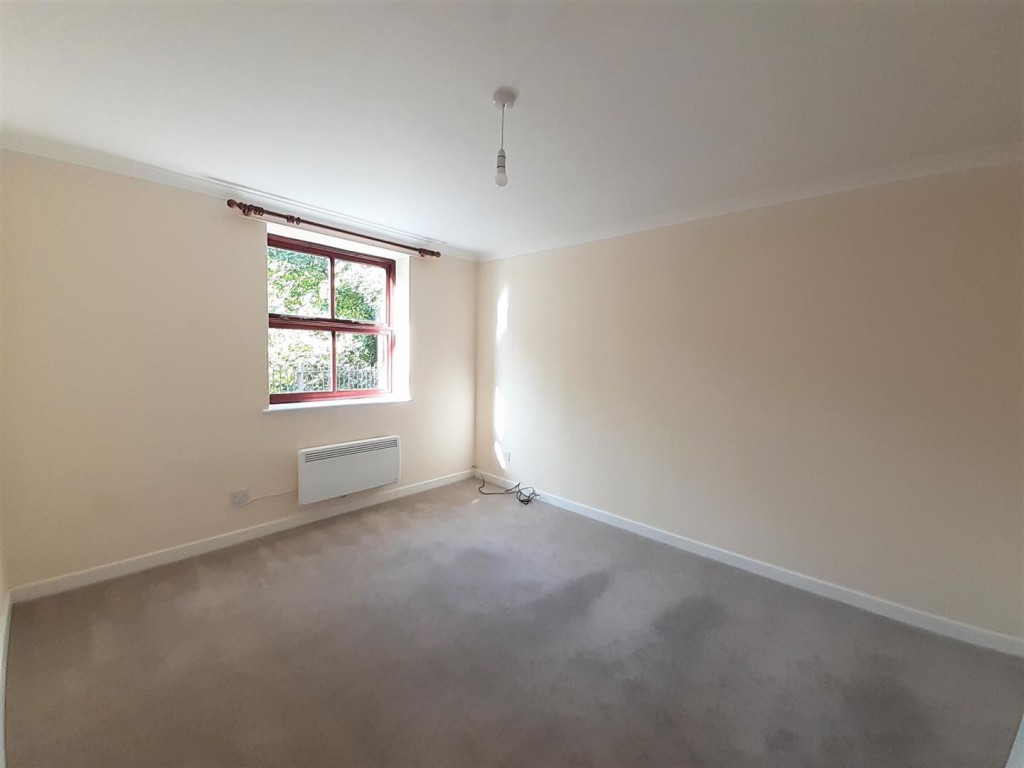 Images for High Street, Weedon EAID:oscarjamesapi BID:2