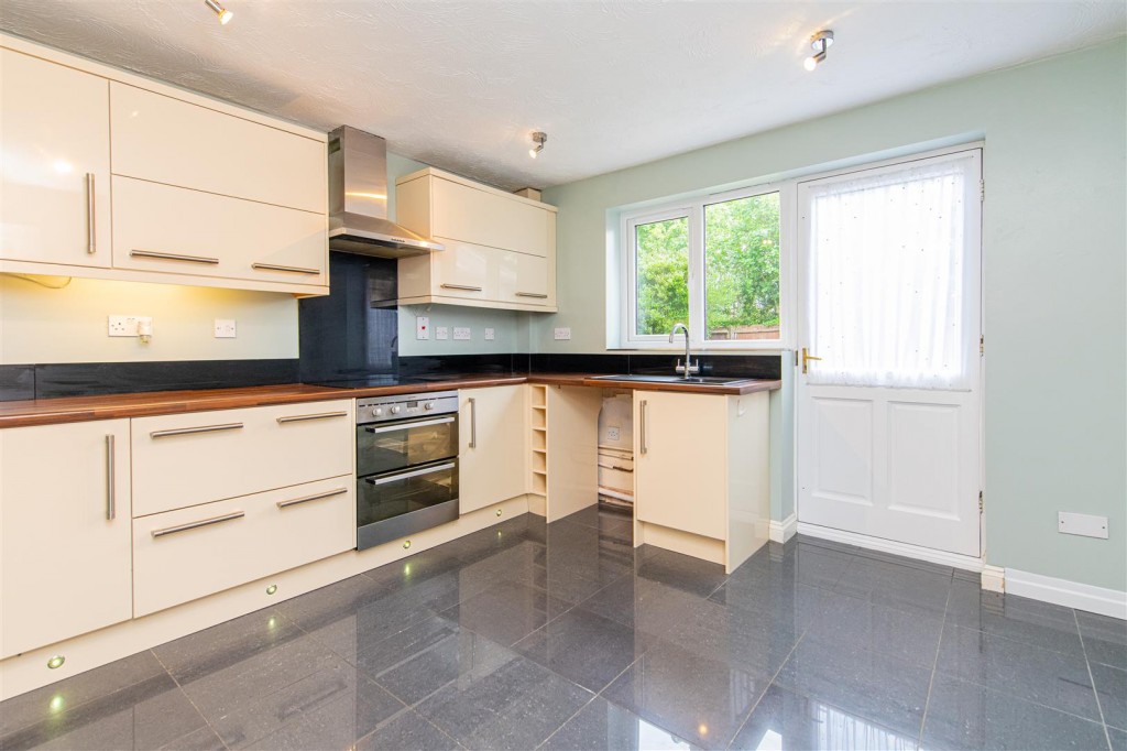 Images for Bede Close, Higham Ferrers EAID:oscarjamesapi BID:8