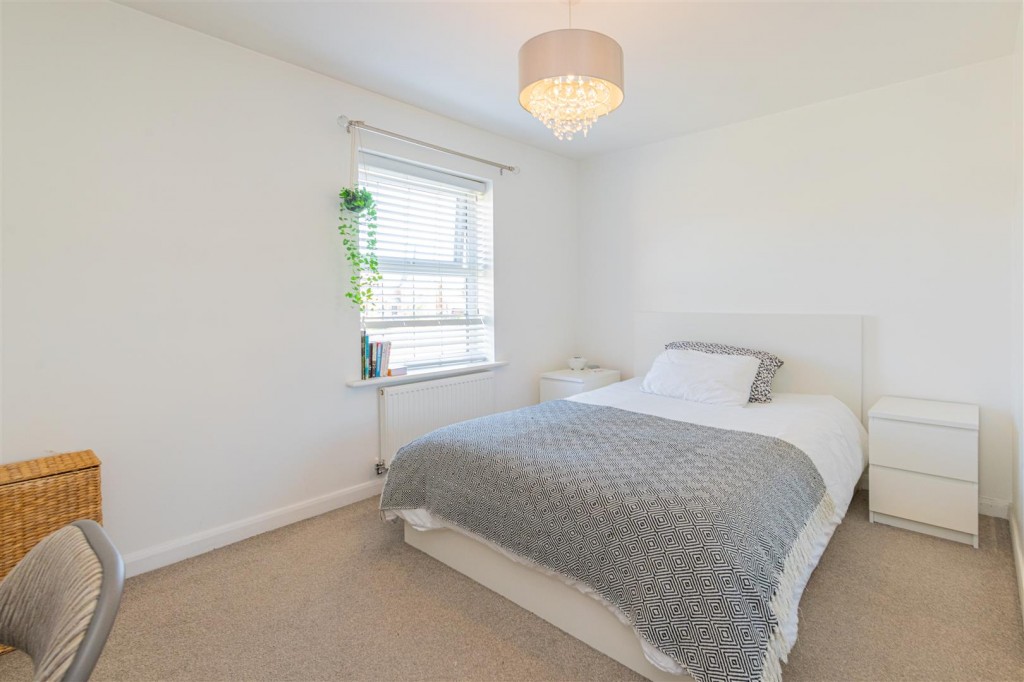 Images for Arnold Drive, Priors Hall Park EAID:oscarjamesapi BID:4