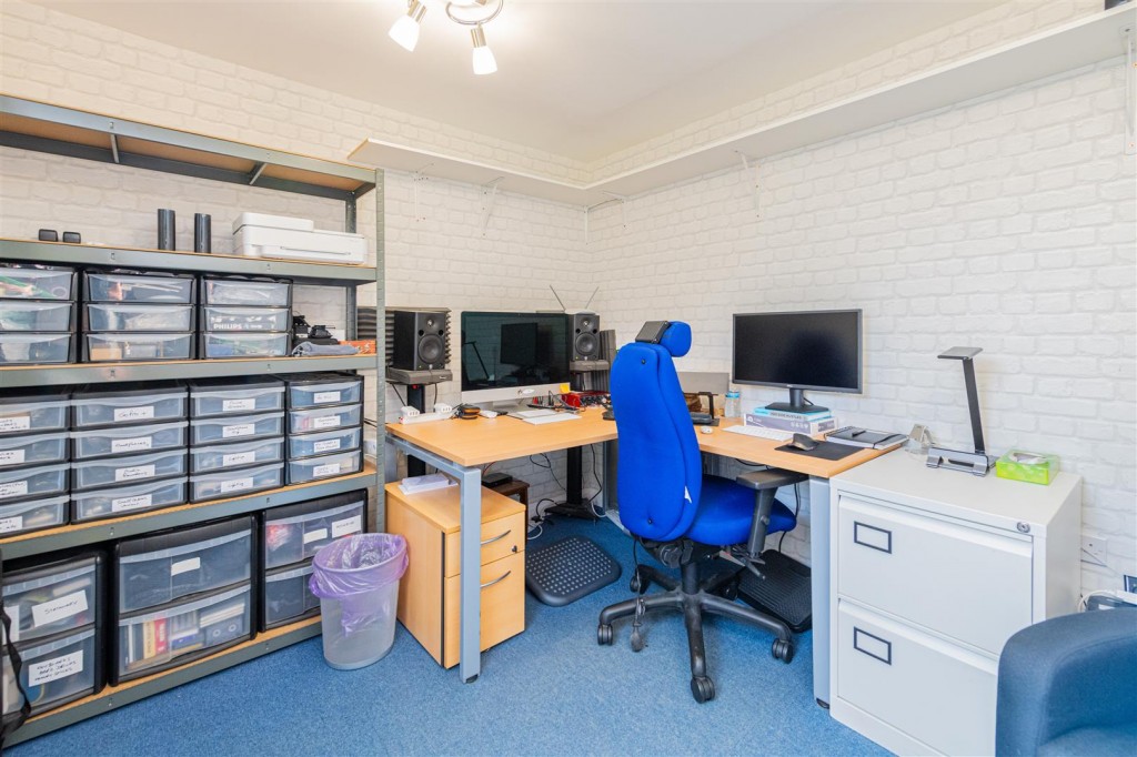Images for Arnold Drive, Priors Hall Park EAID:oscarjamesapi BID:4