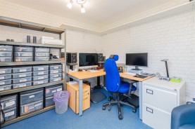 Images for Arnold Drive, Priors Hall Park