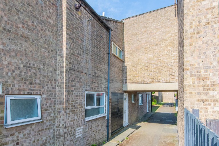 Greenland Walk, Corby - EAID:oscarjamesapi, BID:4