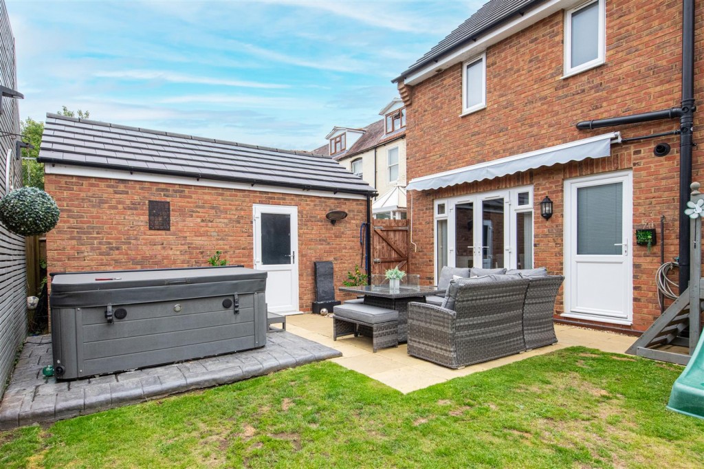 Images for Chaplins Lane, Desborough EAID:oscarjamesapi BID:2