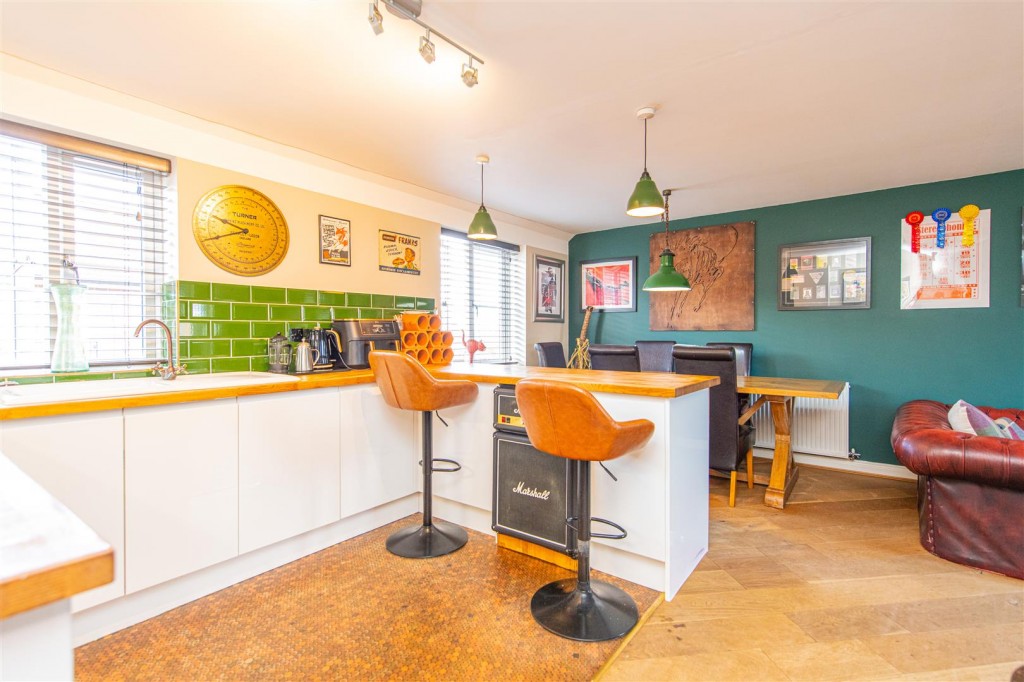 Images for Commercial Street, Higham Ferrers EAID:oscarjamesapi BID:8