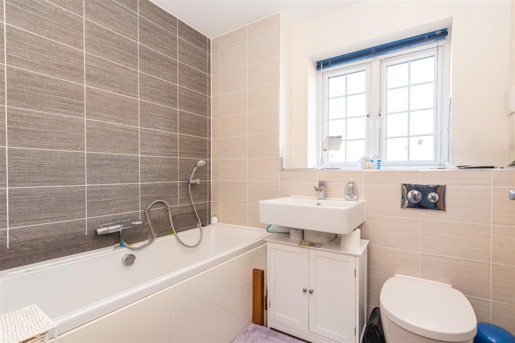 Images for Spriggs Close, Burton Latimer EAID:oscarjamesapi BID:3