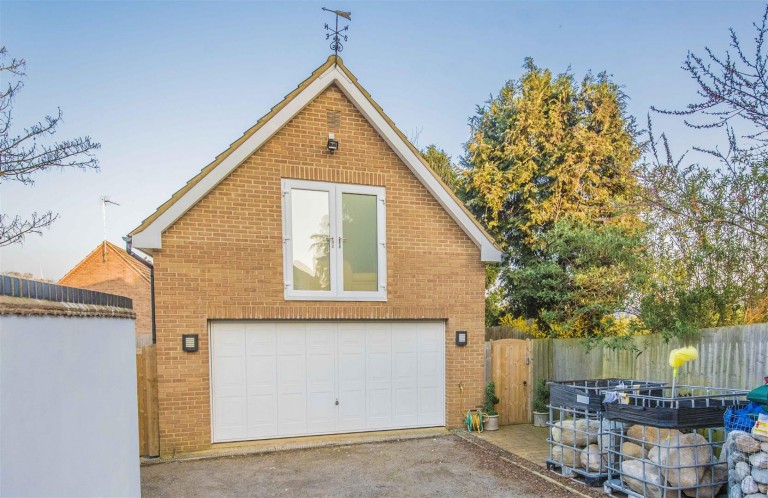 Finedon Road, Burton Latimer, Kettering - EAID:oscarjamesapi, BID:2