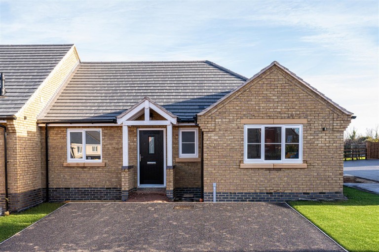 Hayway, Off Honeysuckle Way, Raunds - EAID:oscarjamesapi, BID:3