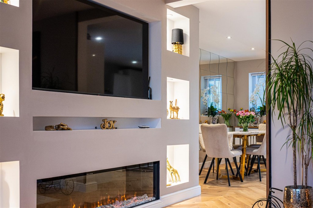 Images for London Road, Priors Hall EAID:oscarjamesapi BID:4