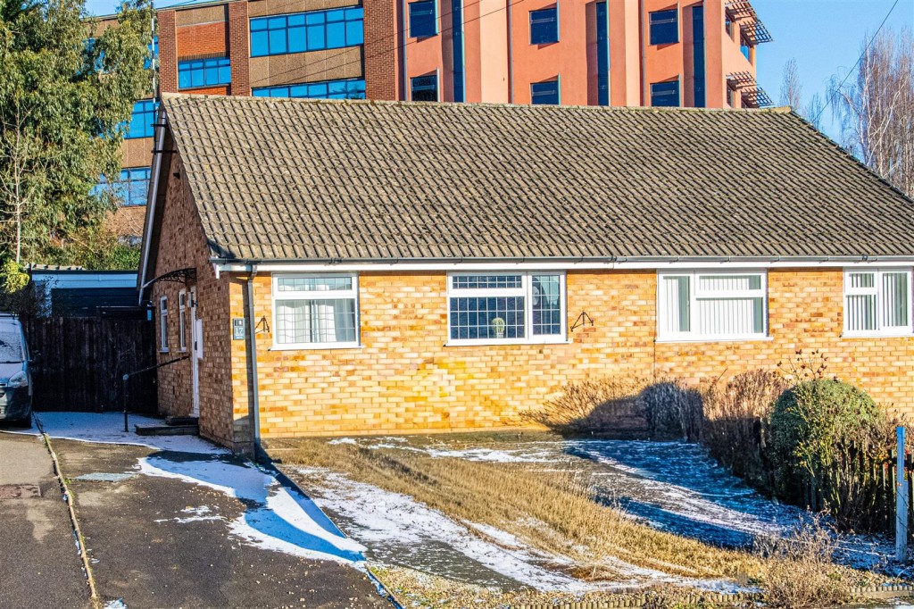 Images for Bishops Drive, Kettering EAID:oscarjamesapi BID:2