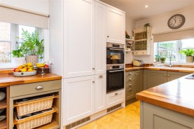 Images for White Swan, High Street, Welford