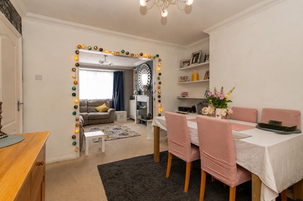 Images for Russell Way, Higham Ferrers EAID:oscarjamesapi BID:8