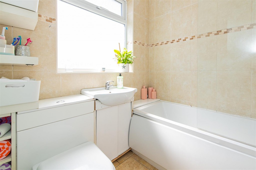 Images for Russell Way, Higham Ferrers EAID:oscarjamesapi BID:8